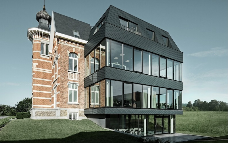 Donkere ruiten voor de sobere gevel